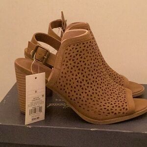 NWT Universal Thread Faux Leather Cognac heels 8.5